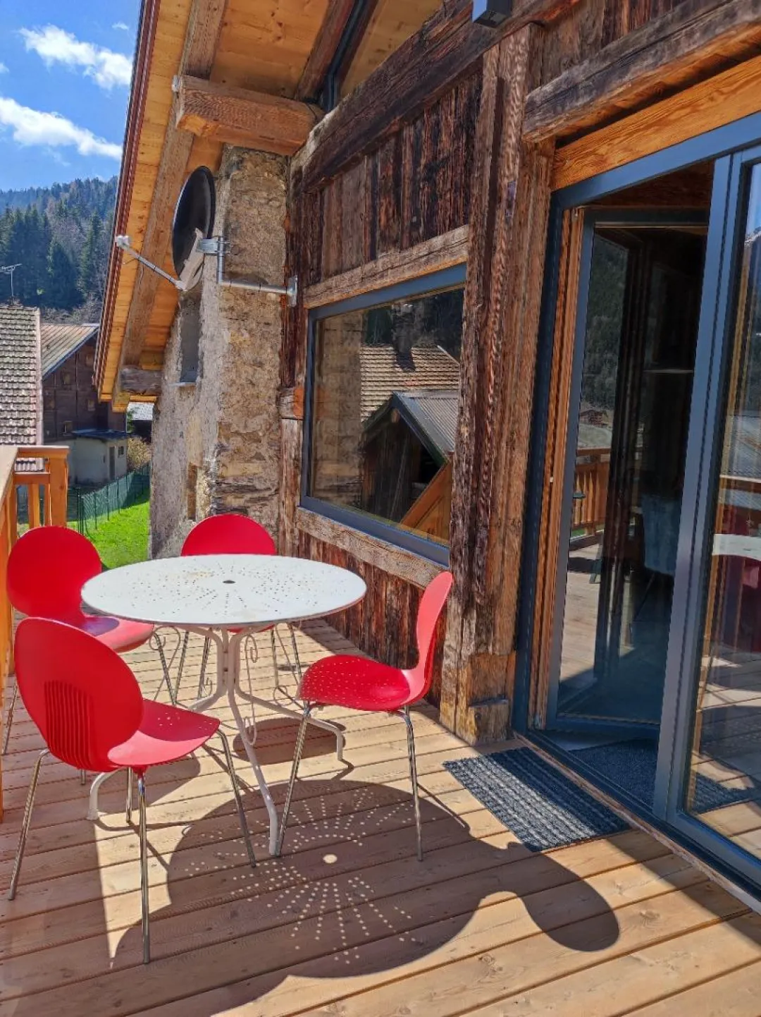 Balcon à l'Est, soleil levant, donnant sur la cuisine et distribuant l'espace jardin par l'escalier extérieur