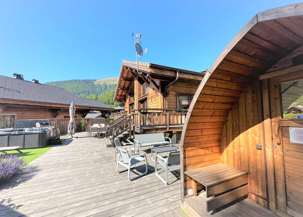Le magnifique Chalet Paradis Blanc Morzine en été (nouveau spa 2023)