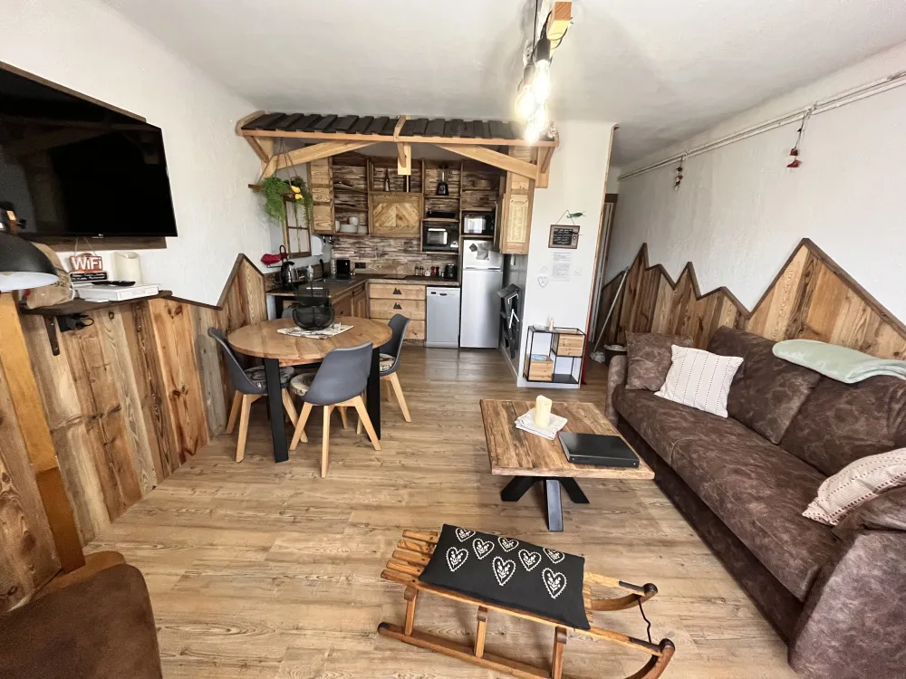 A la nuit : superbe t2 classé 3***  façon chalet de montagne rénové bois massif-tout confort-tout équipé + wifi fibre gratuit et illimité