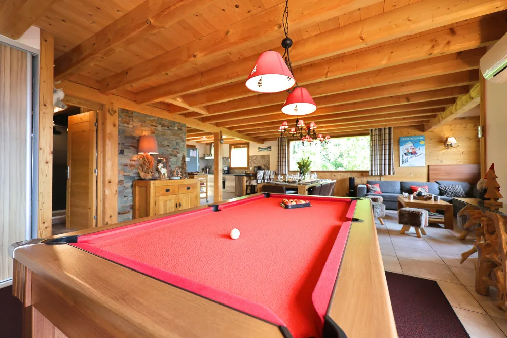 Séjour, salon, table à dîner, cuisine et billard