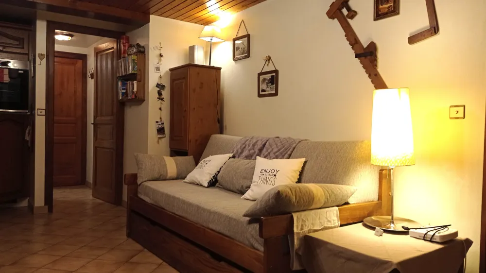 Pièce principale comprenant un salon avec canapé gigogne offrant 2 couchages de 90 × 200 cm, télévision, lecteur DVD, chaîne hi-fi CD/radio, connexion Wi-Fi gratuite.