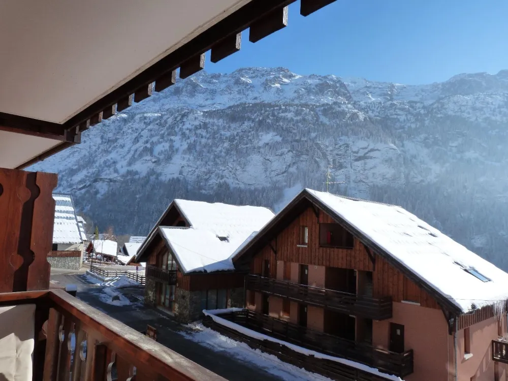 Terrasse du living avec vue sur la montagne et la cascade de La Fare.