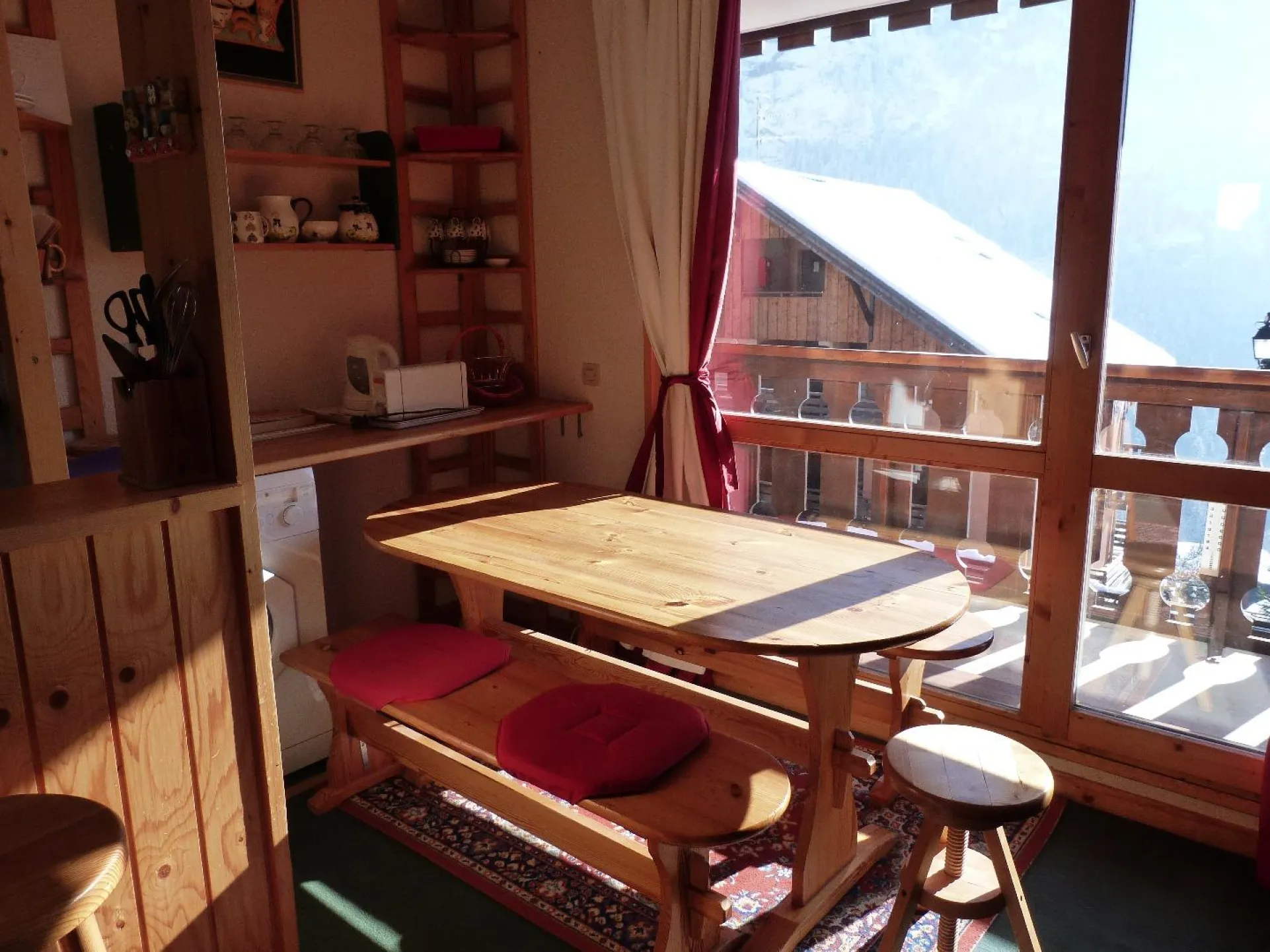 Le coin repas au soleil avec vue sur montagne et cascade de La Fare
