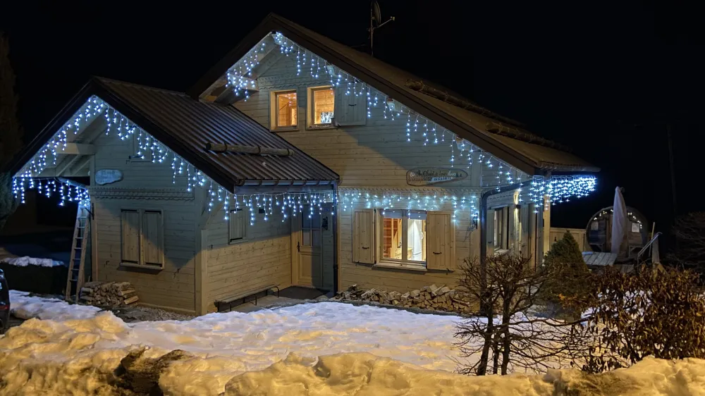 Le chalet éclairé la nuit