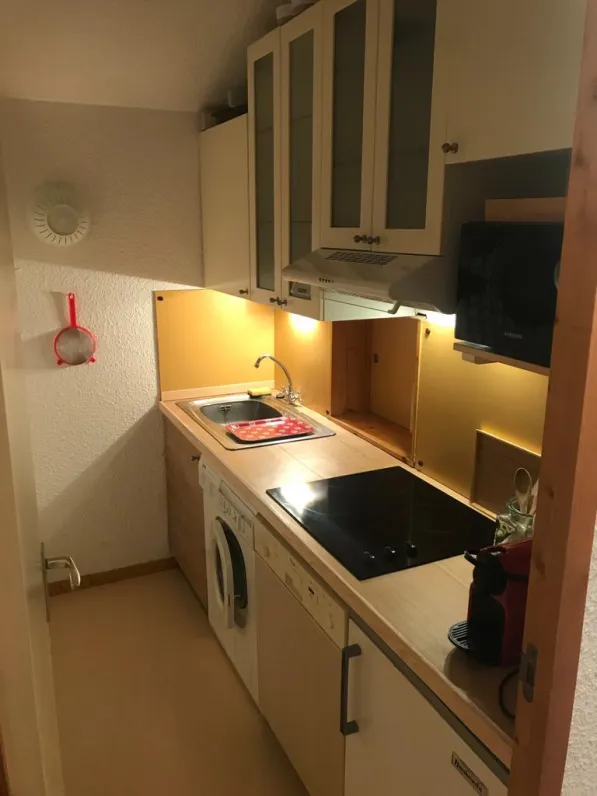 Cuisine entièrement équipée. Lave linge séchant, lave vaisselle, four micro-ondes, plaques vitrocéramiques, cafetière Nespresso, grille-pain, bouilloire. 