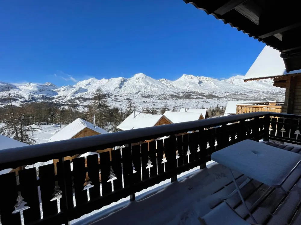 Chalet aneloup : vue d'exception au coeur de la station la joue du loup le dévoluy