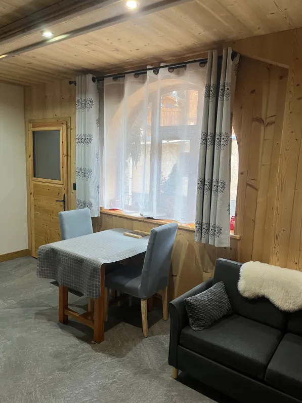 L'appartement Epilobe est situé au RDC du chalet Les Gentianes, à 40m des pistes de ski. 