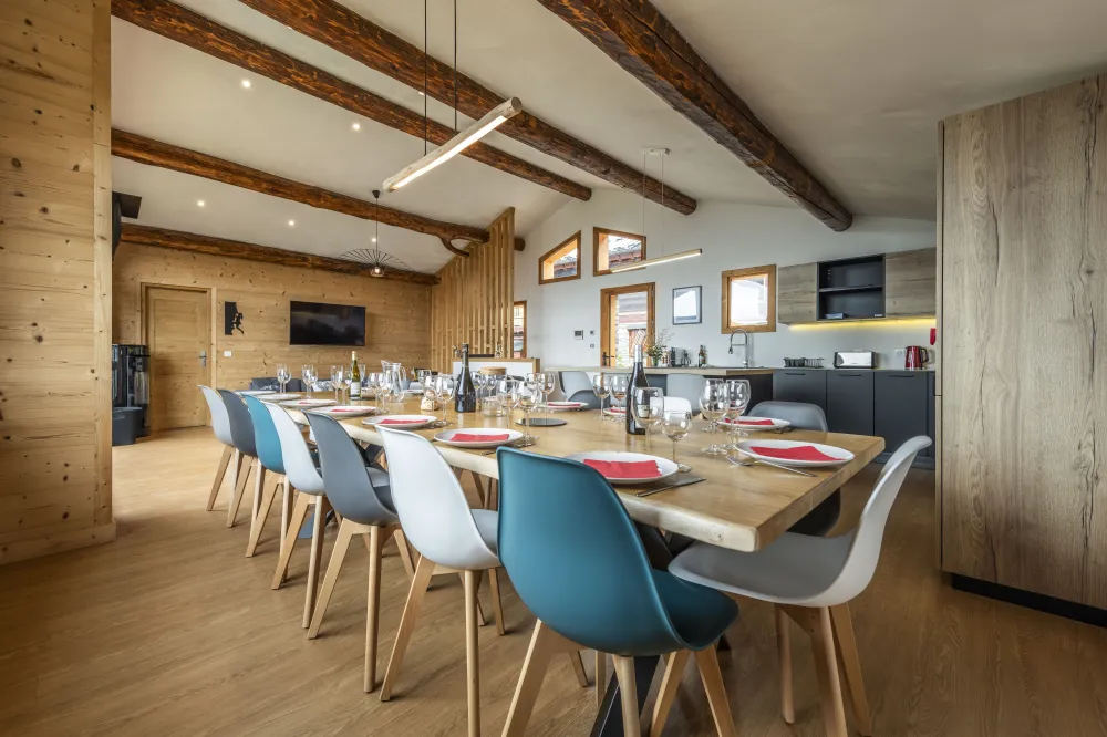 Espace repas, avec grande table adaptée pour 15 personnes