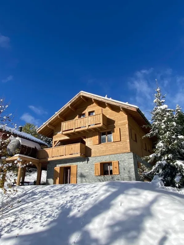 Le chalet Robin (la location correspond au niveau avec parement en pierres.