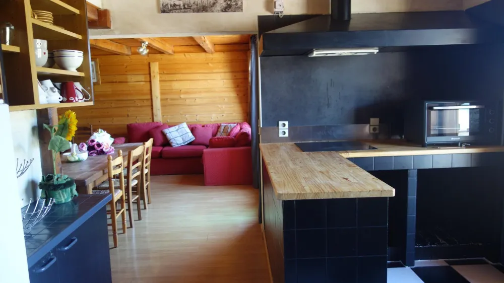 Cuisine équipée, fonctionnelle, ouverte sur séjour