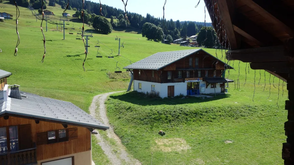 Vue sur les pistes depuis la chambre avec lits simple