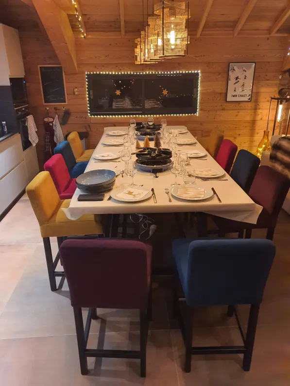 Table à manger, capacité d'accueil : 12 personnes