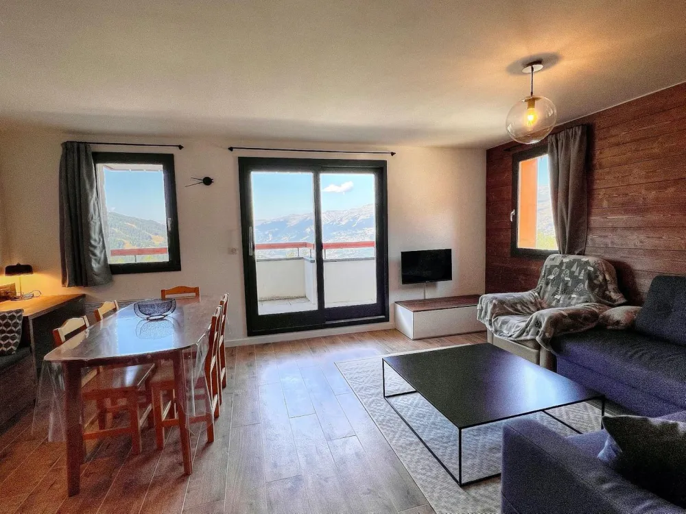 Salon avec porte fenêtres