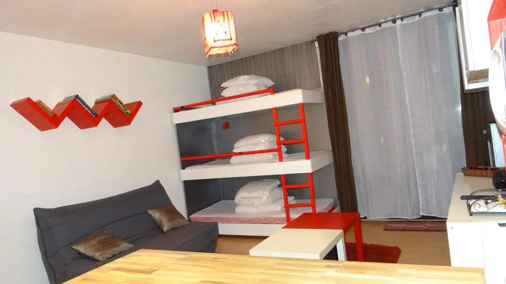 Salon et lits superposés