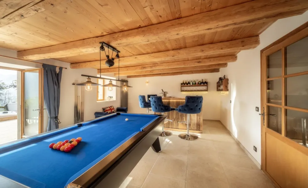 Bar et billard au rez-de-chaussée
