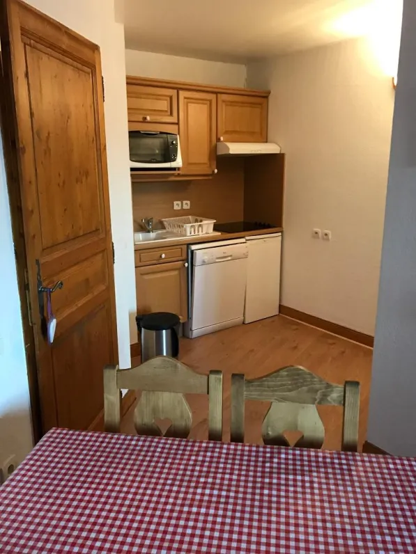 Coin cuisine équipée. La porte fermée donne dans l'entrée.