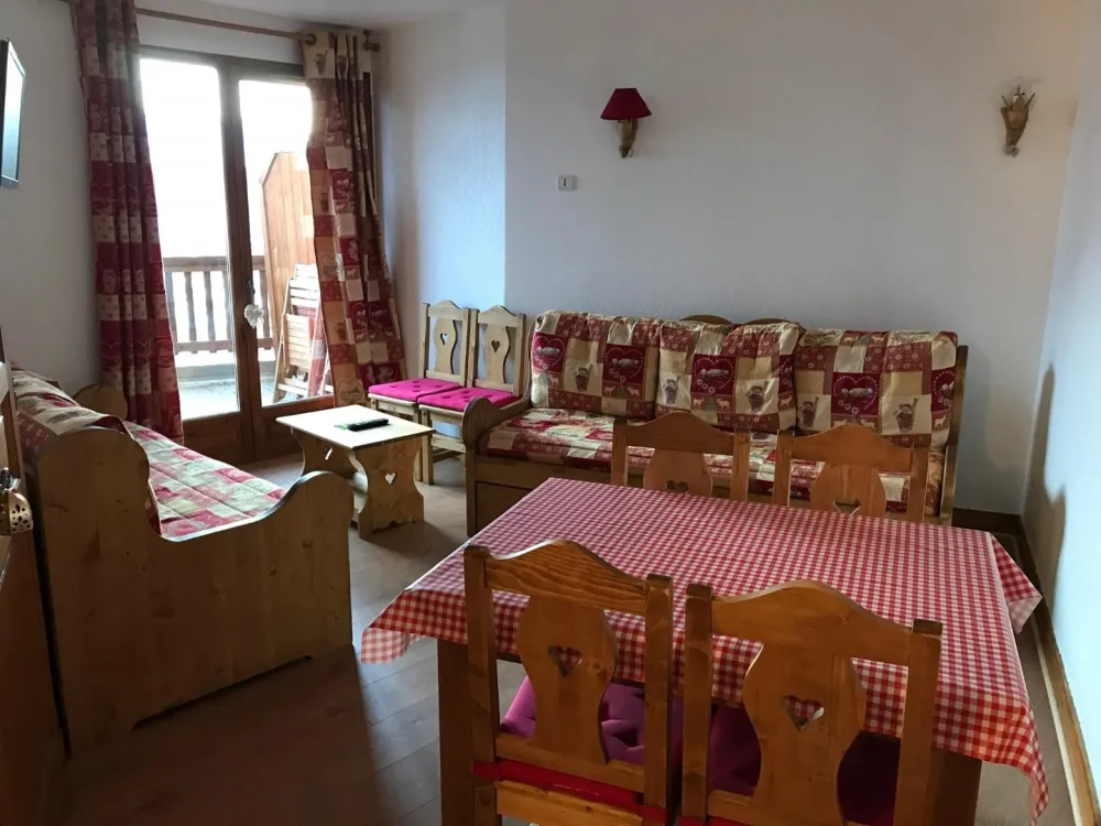 Salon avec 2 canapés lit.  Dans chaque canapé il y a 2 matelas de 0.80 donc il faut 1 drap de 1.60cm pour un canapé. 