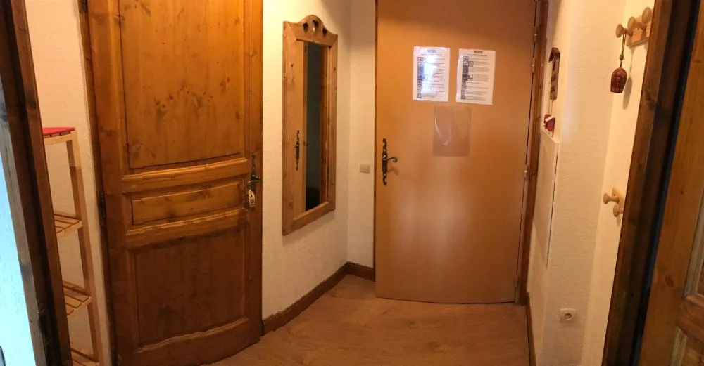L'entrée de l'appartement. La porte fermée donne dans la salle de douche.