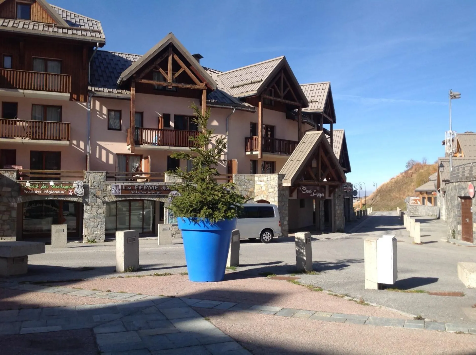Le chalet. L'entrée est accessible par un code .