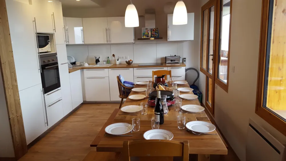 Pièce à vivre, autre vue de la salle à manger + cuisine