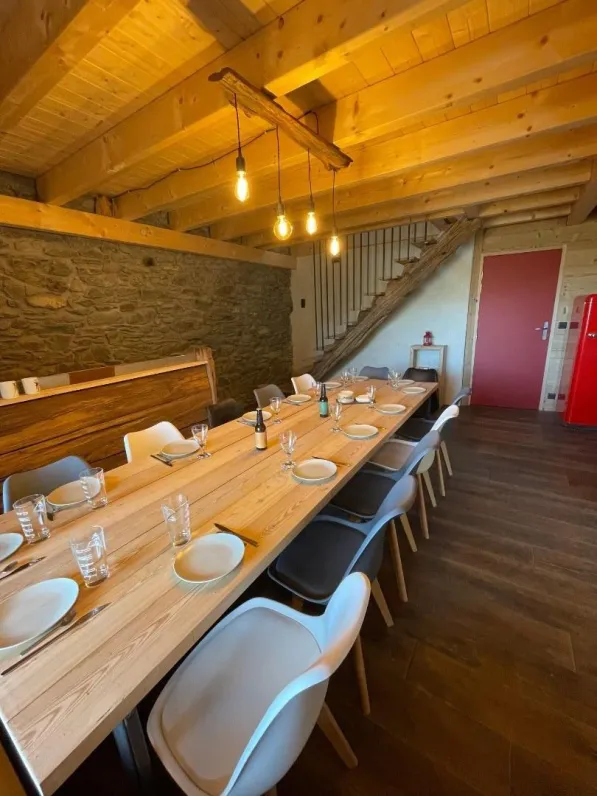 coin repas et escalier accédant au salon