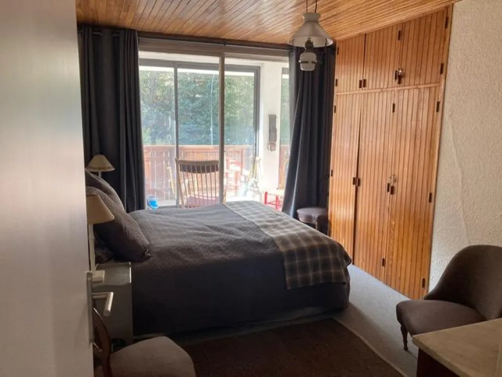 la chambre n°2 : chambre parentale vue vers le coté du balcon-terrasse