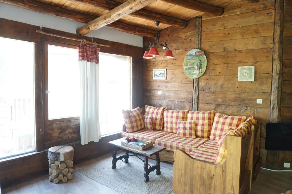 bienvenue au gîte la source !
lumineux séjour chauffé par convecteur et poêle à bois(bois fourni)