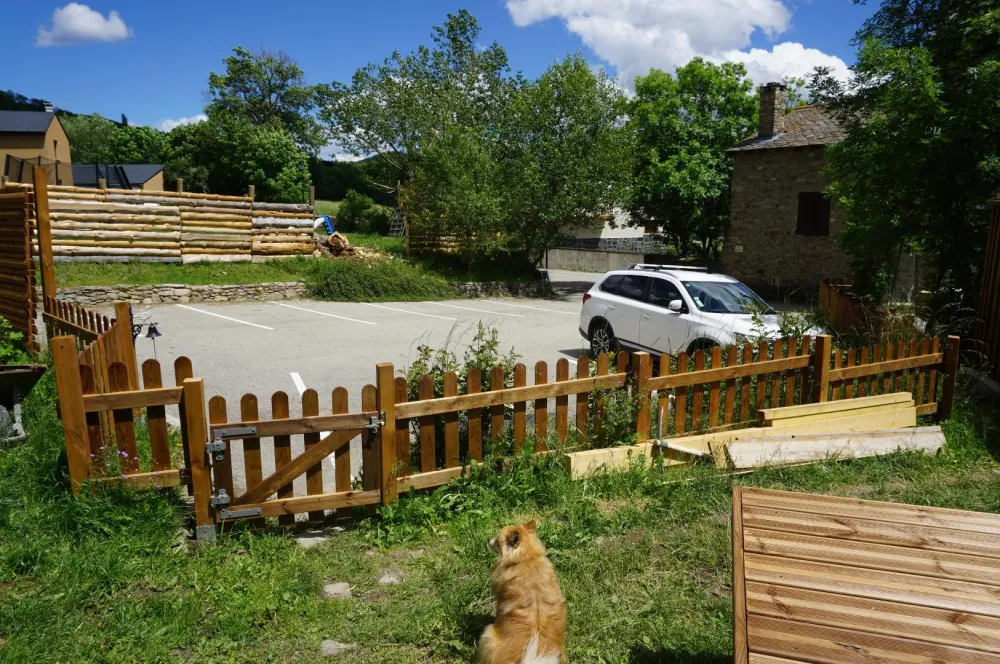 jardin entiérement clôturé .Un chien est le bienvenue.
Devant le gîte , 3 places de parking privatives (uniquement pour ce gîte).