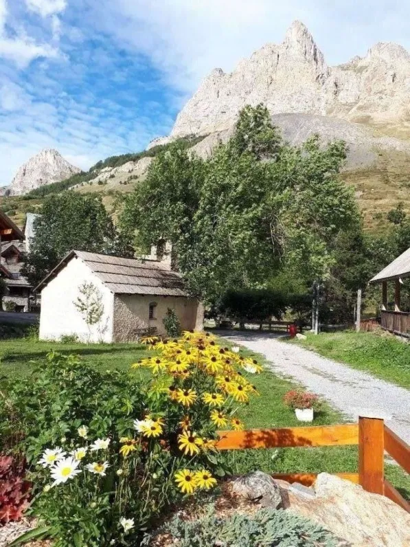 Vue depuis le jardin sur chapelle Saint-Antoine