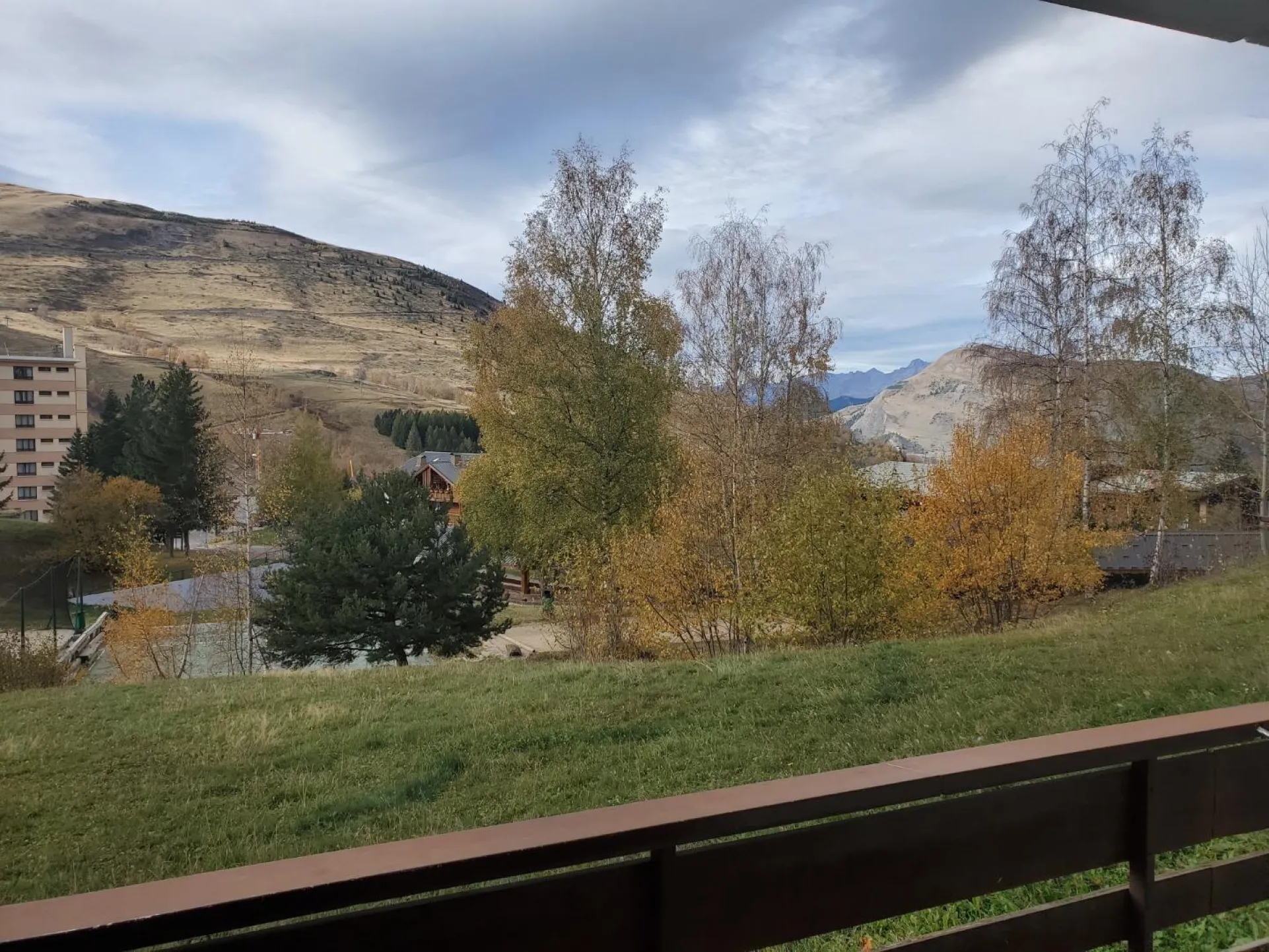Mountain view and direct access to the slopes