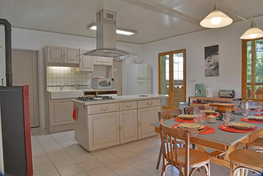 La cuisine / salle à Manger donnant sur le balcon