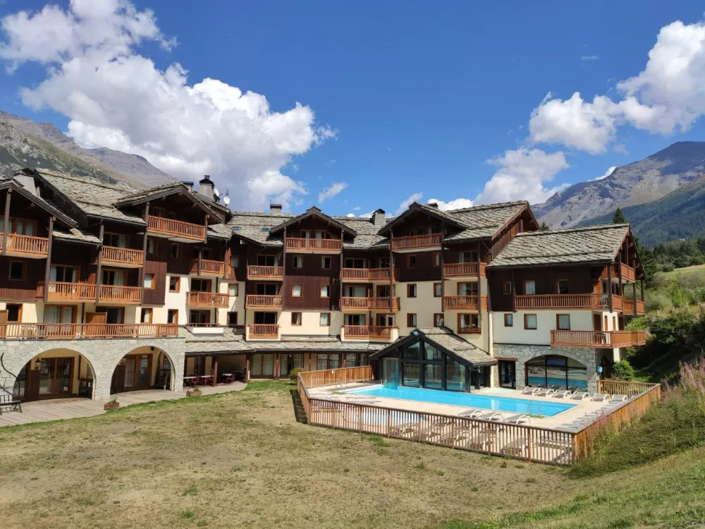 Le batiement. L'appartement est situé au dernier étage au dessus de la piscine.