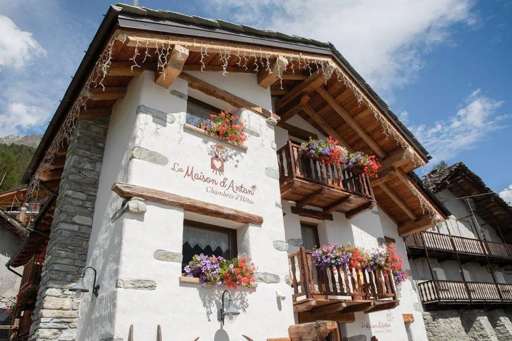 La maison d'antan , chalet charmant dans petit pays de montagne.