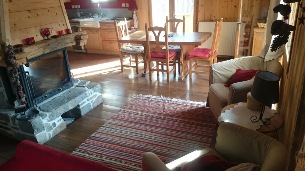 salle à manger avec coin cheminée