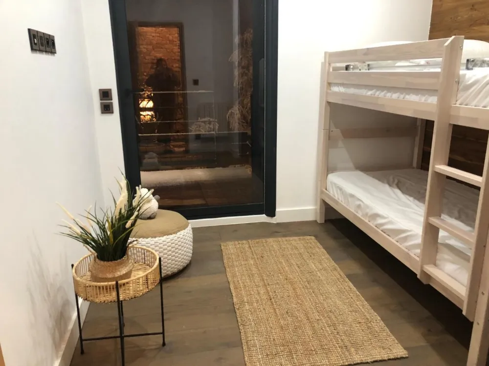 chambre avec un lit superposé 