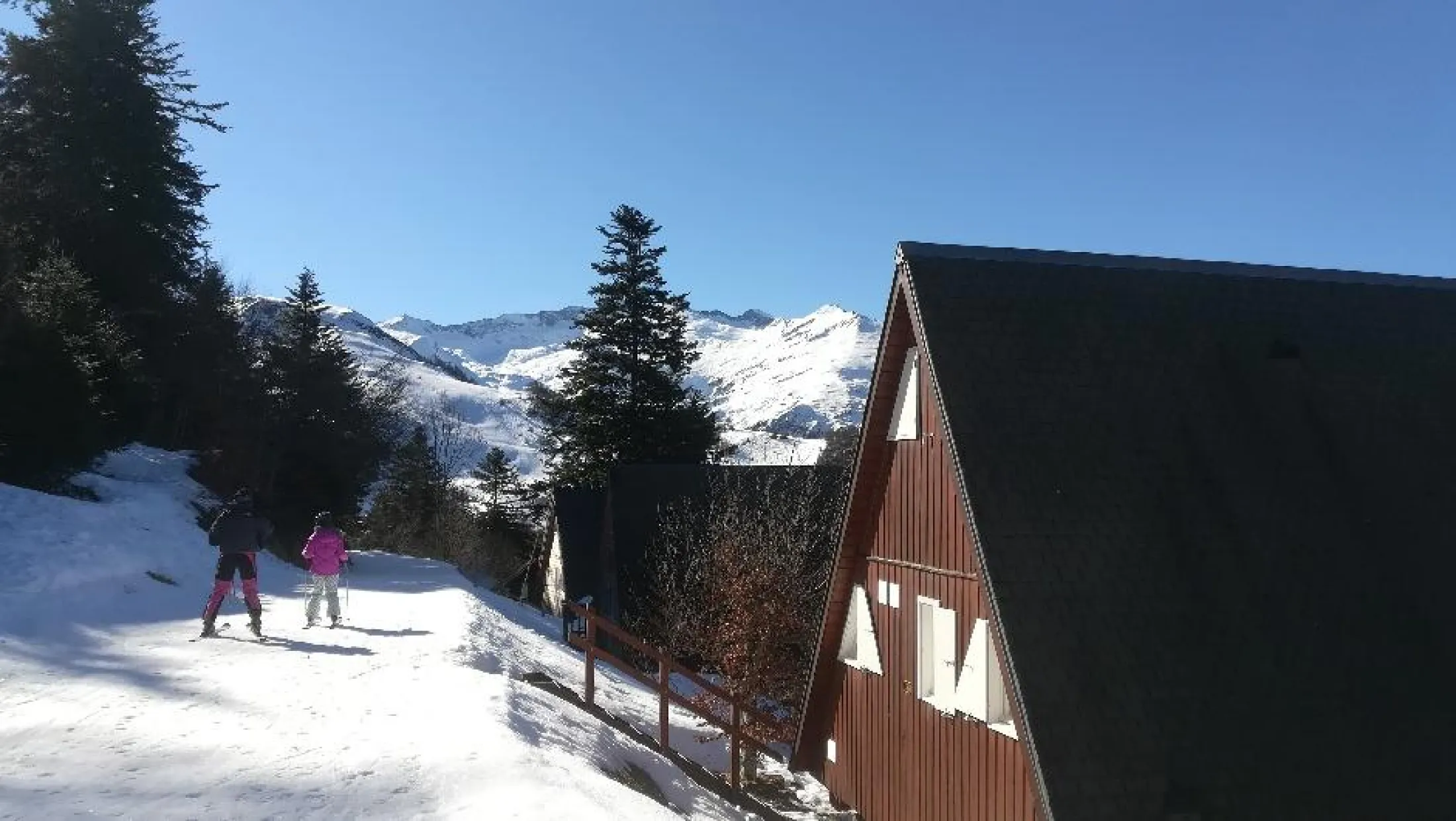 Hiver : Chalet sur la piste de liaison qui rejoint les champs de neige :Guzet 1500 m et Guzet 1300 m
départ et retour skis aux pieds.