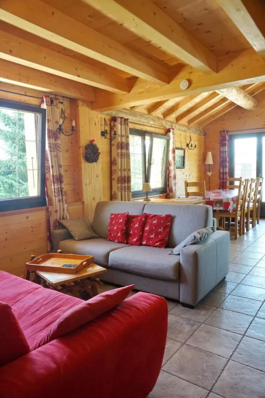 Coin salon du Grand-Loup dans le Gîte de la Louvière