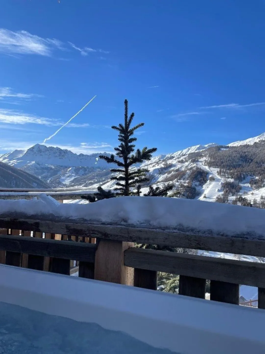 le chalet possède un magnifique jacuzzi à l extérieur chauffé à 37 degrés avec une vue panoramique sur la vallée (vue à 180 degré)