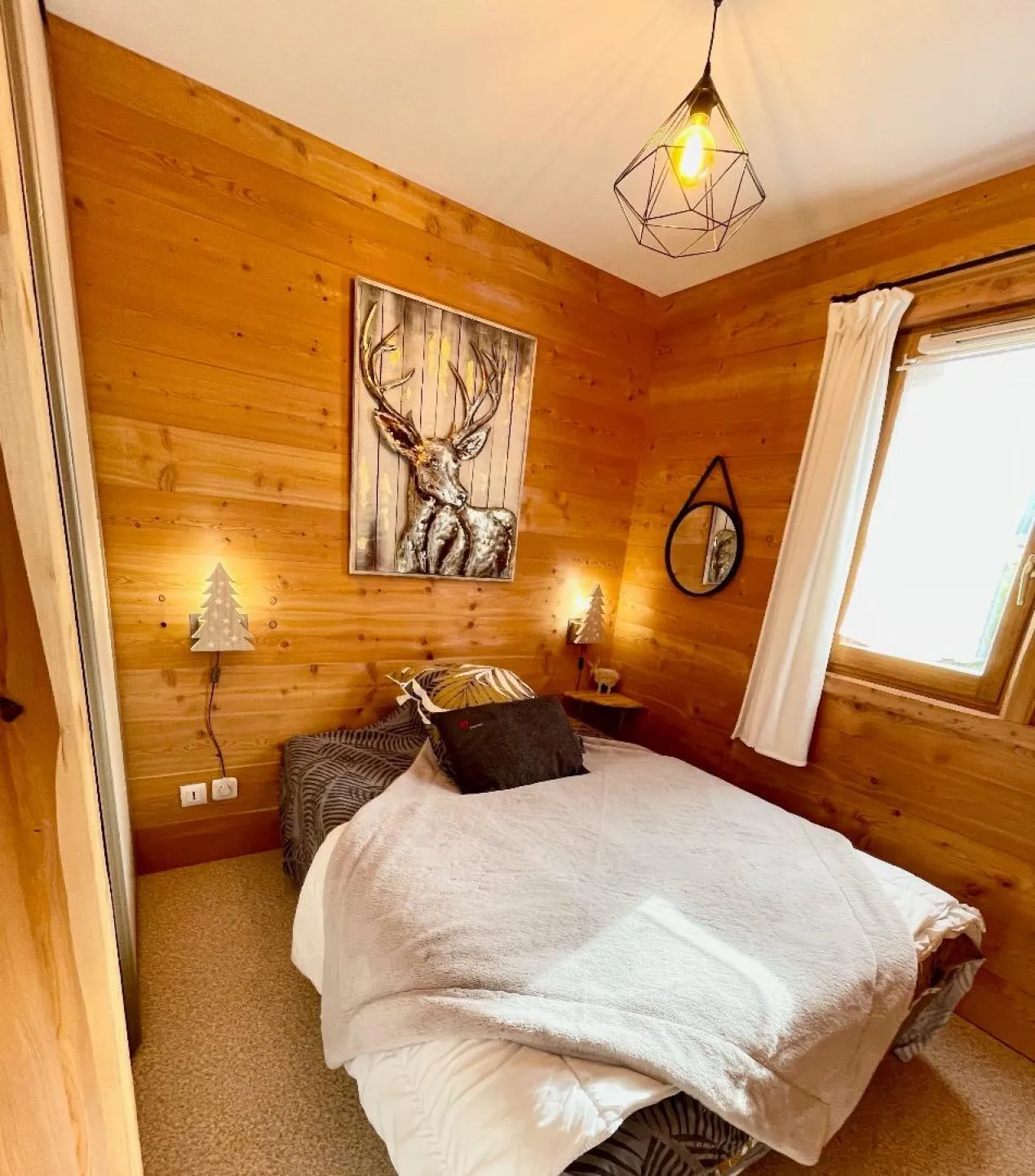 Jolie chambre avec un lit double de 140 
Placard de rangement