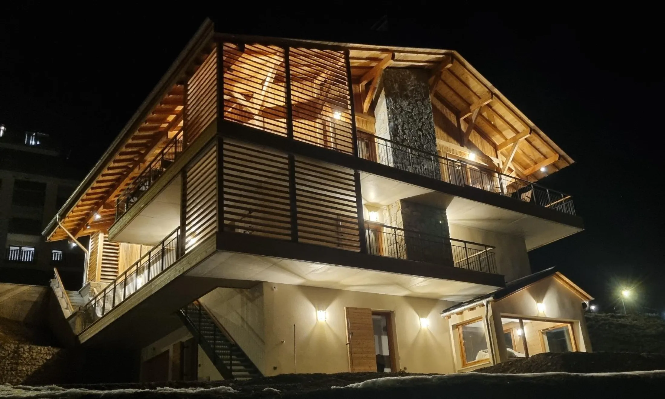 Vue du chalet de nuit