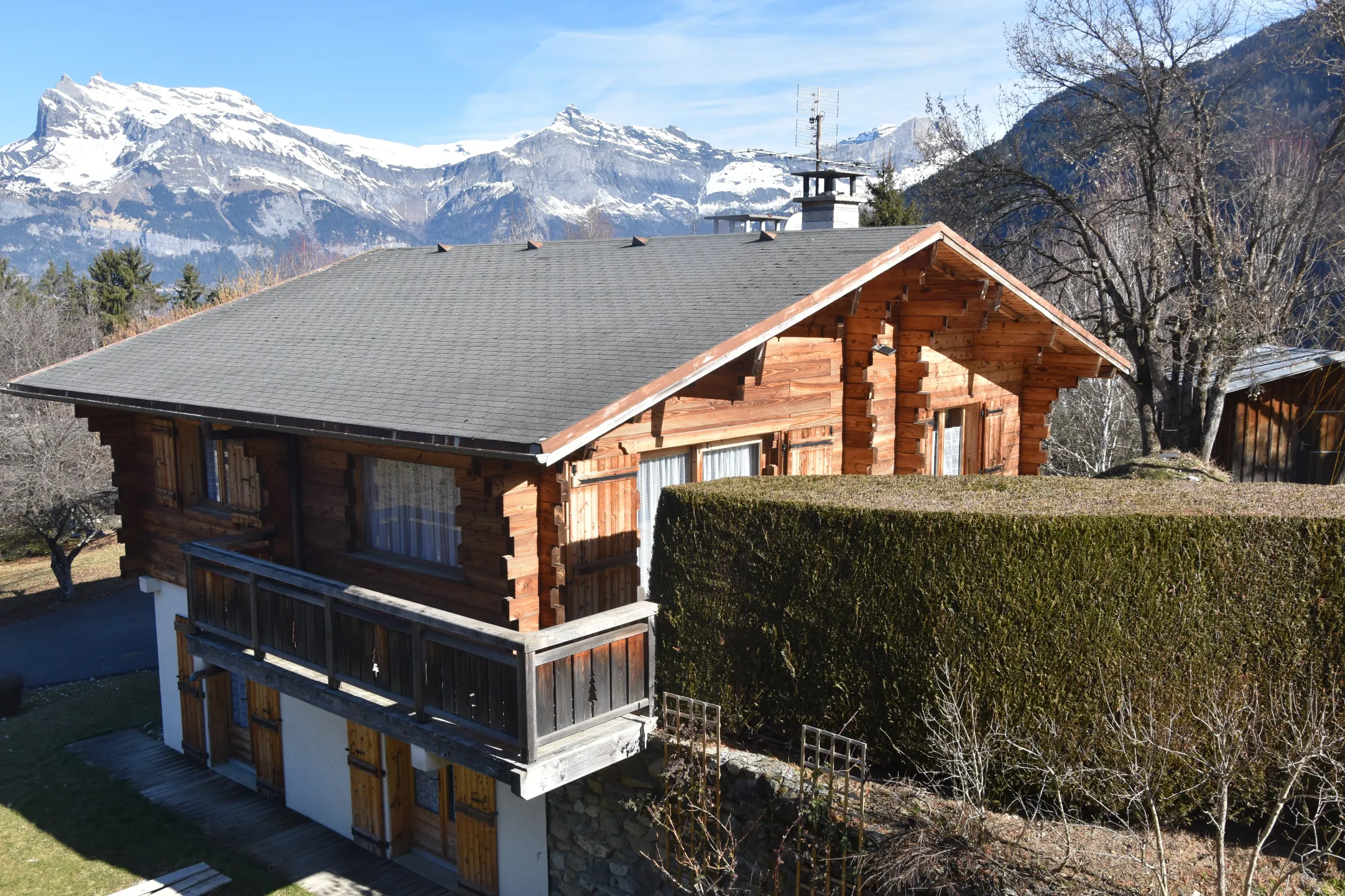 The chalet set against its surroundings and the view of the Fiz mountain range