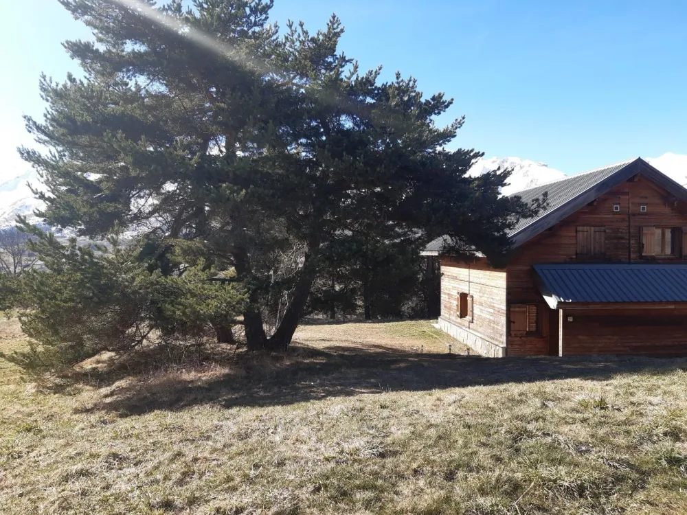 Photo prise de la piscine de la copropriété.