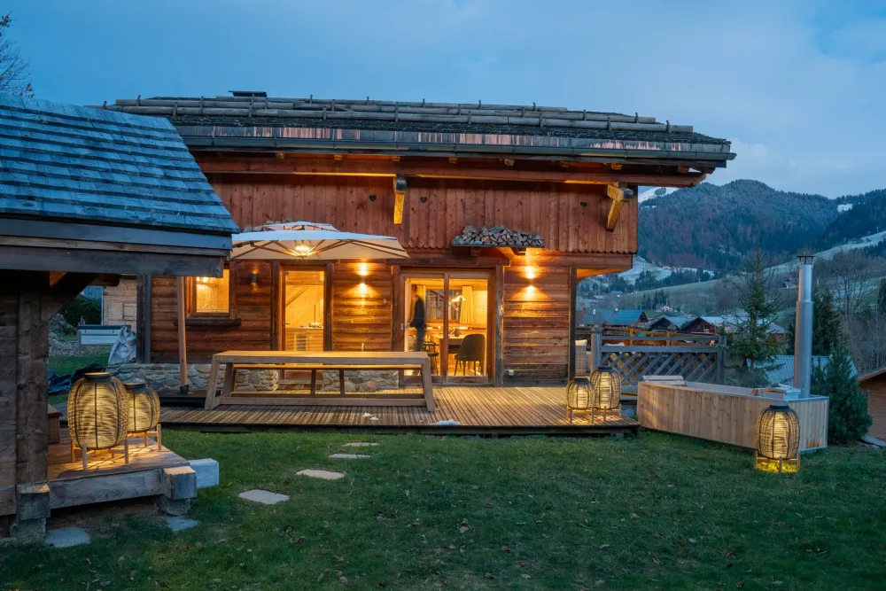 Coté Terrasse, Mazot, bain nordique et grande table d'extérieur
