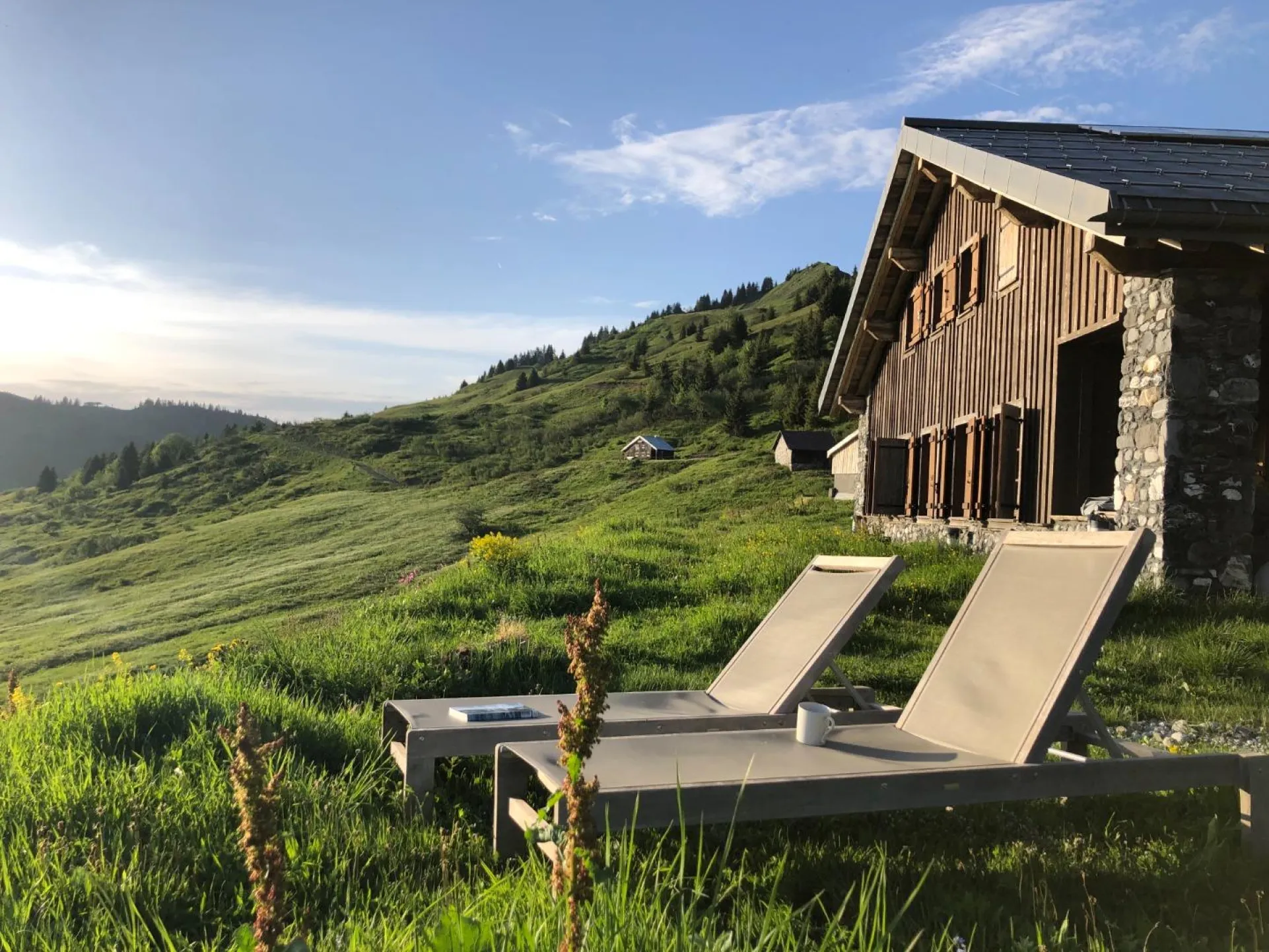 Chaise longue devant le chalet