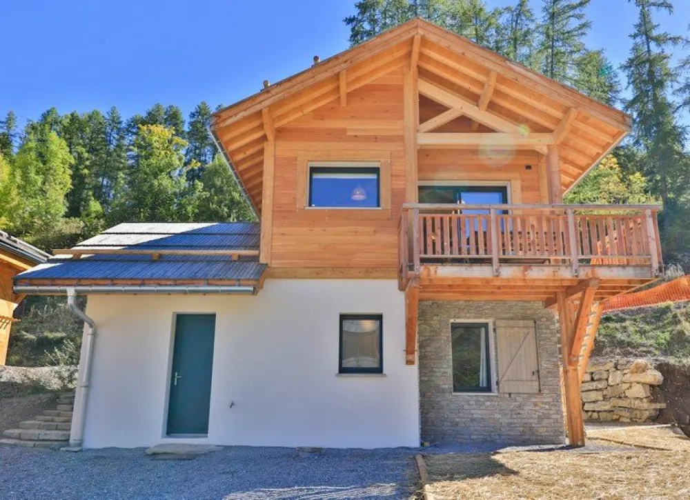 Chalet L'Or Blanc , domaine du Loup Blanc .
Station de ski des Orres , entre les Orres 1550 et les Orres 1650 - Navette gratuite à l'entrée du domaine.
Ete : jardin, barbecue, transat, sièges suspendus...