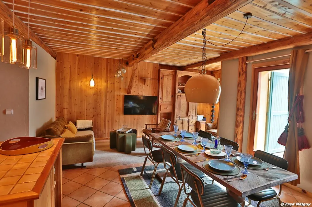 Côté repas depuis l'ilot central de la cuisine/TV au fond