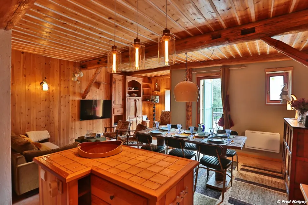 Depuis la cuisine, vue sur salle à manger/salon/TV/Coin bureau 