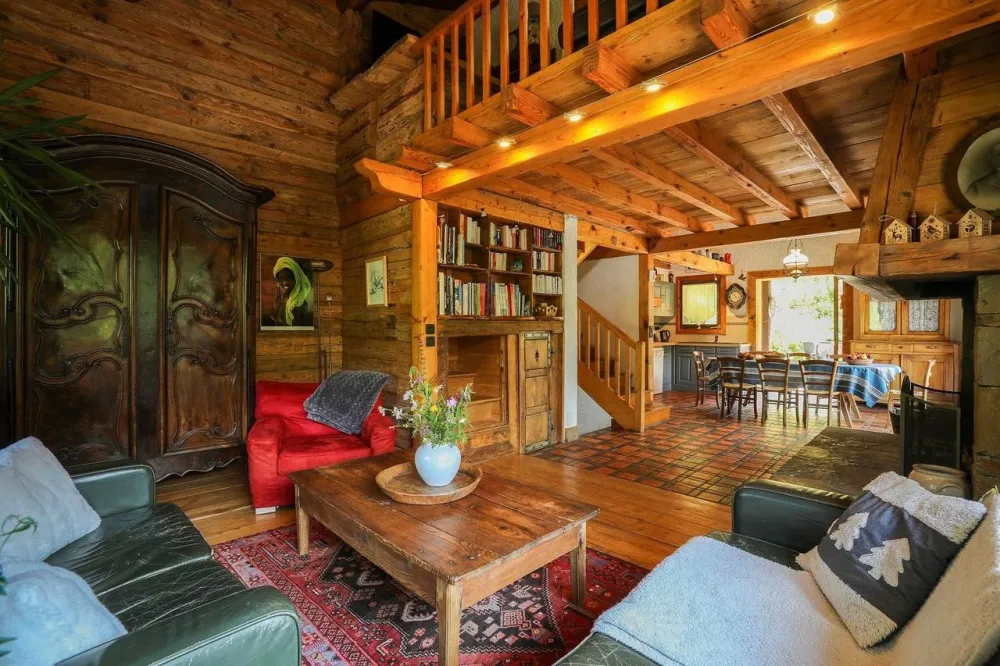 Living room with fireplace of around 50m² with dining area, fitted kitchen (fridge, dishwasher, cooker with programmable pyrolysis oven, microwave oven, etc.) and living room with sofas and armchairs.
