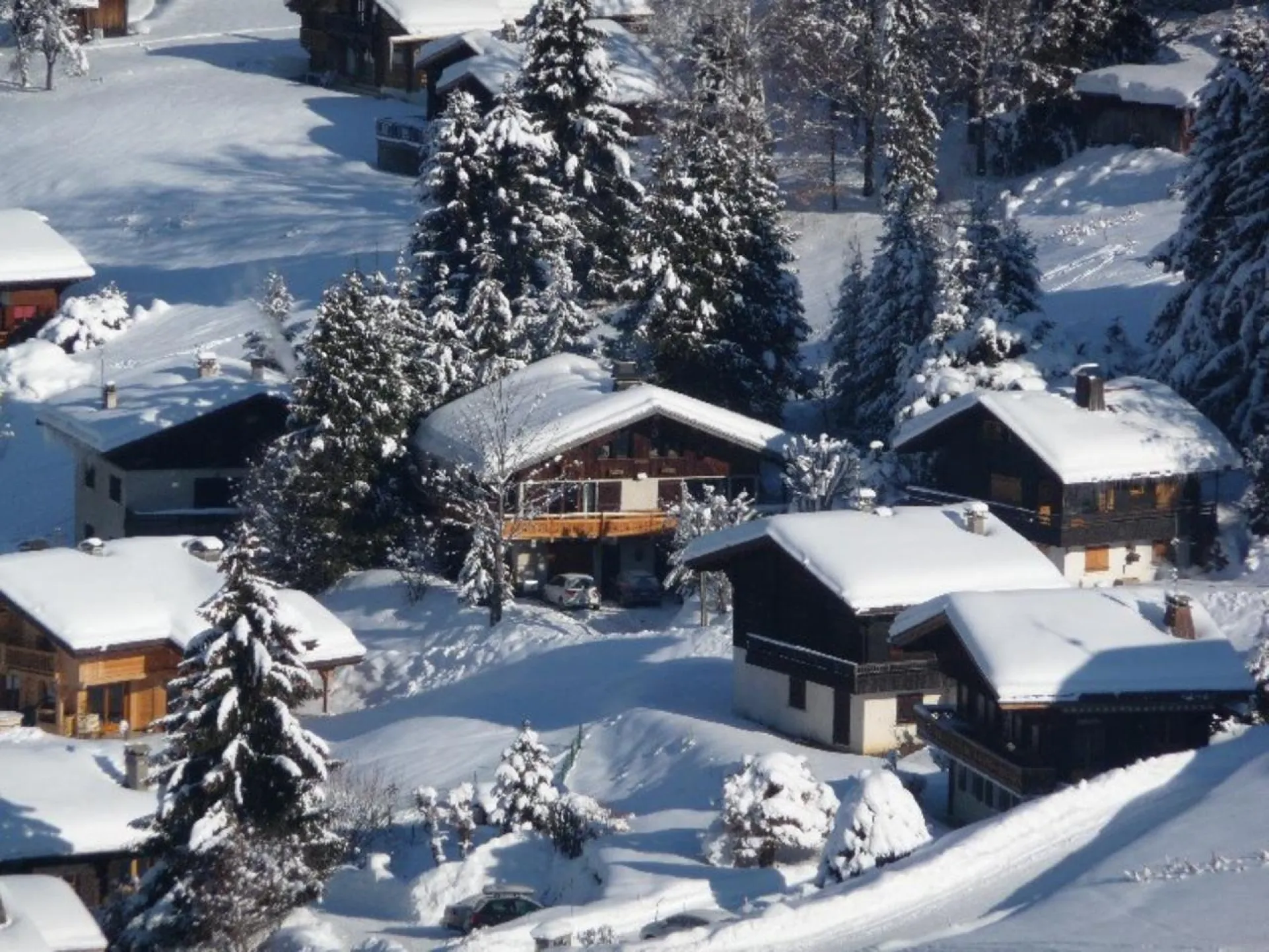 Located in La Clusaz in a chalet also including a small separate apartment, near the Etale cable car and the Combe des Juments chairlift (100m). Facing south with a beautiful view of the Etale massif and about fifty meters from a shuttle stop which runs r