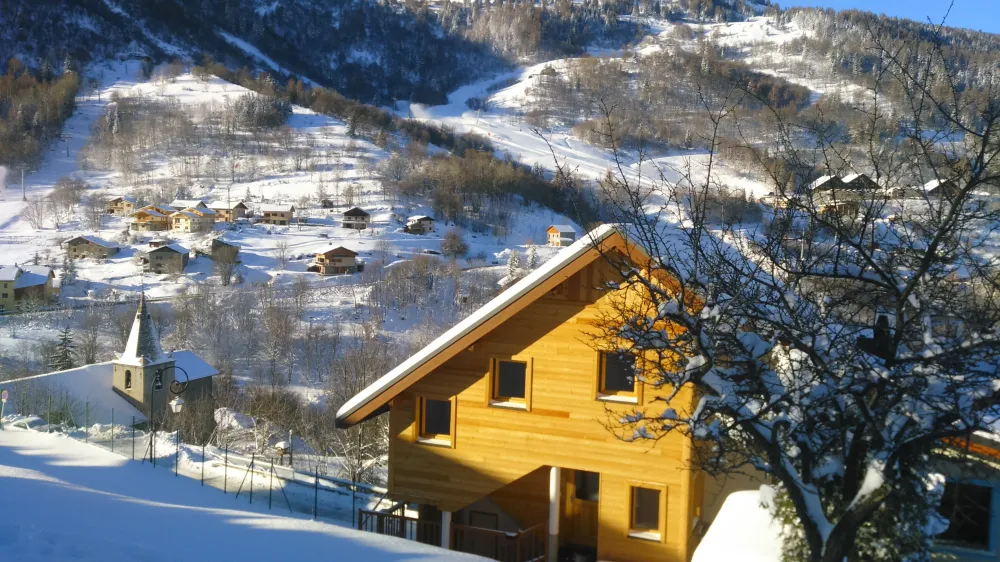 Belle vue sur les montagnes avec les télésièges de la Girodière et  des Grandes Drozes, domaine skiable Valmeinier-Valloire
Entrées des gites 2 et 3